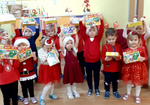 Dzieci prezentują prezenty otrzymane od Świętego Mikołaja.